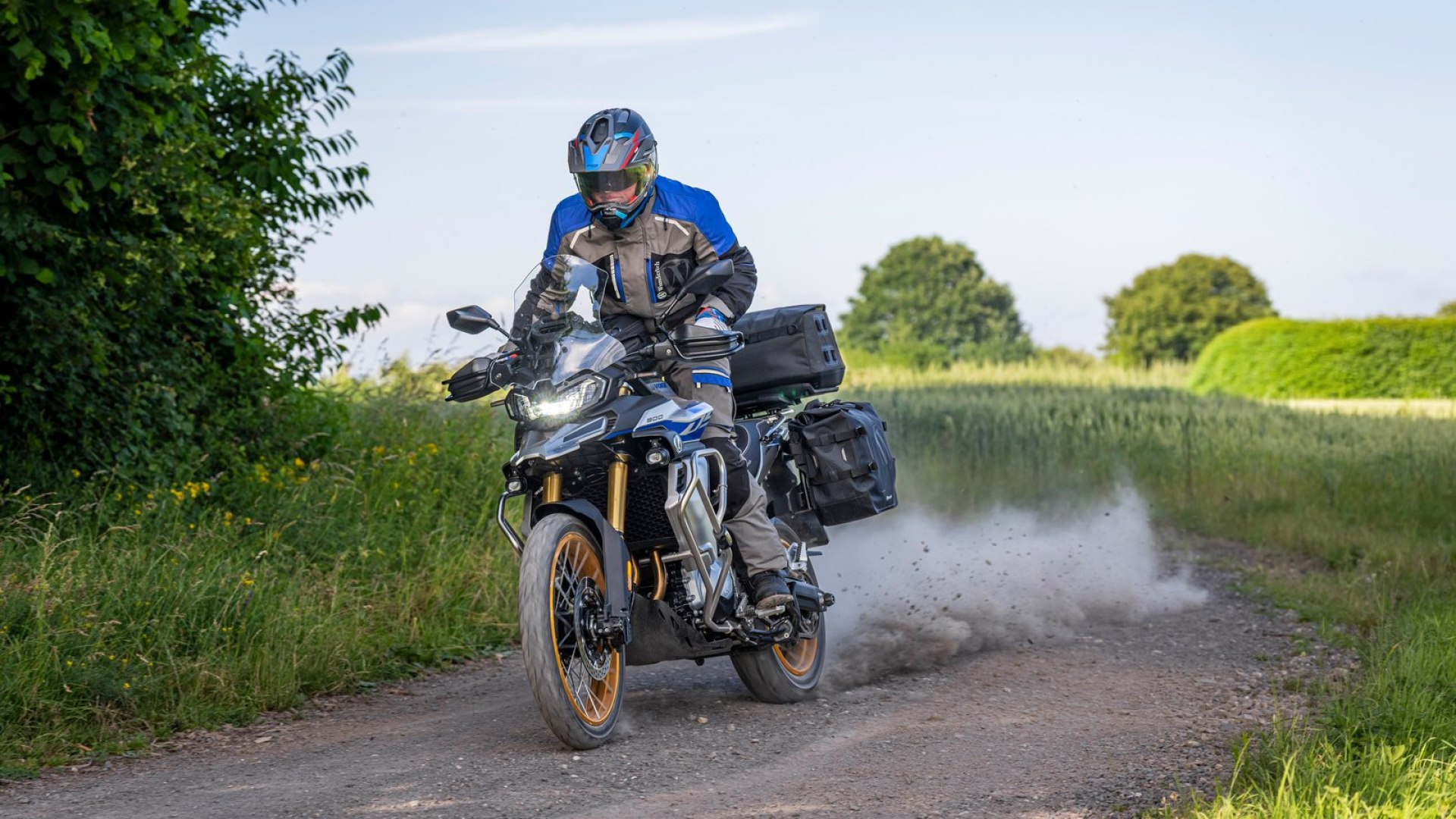 Moto Voge Valico DS900X con protezioni Wunderlich, accessori per off-road e manutenzione