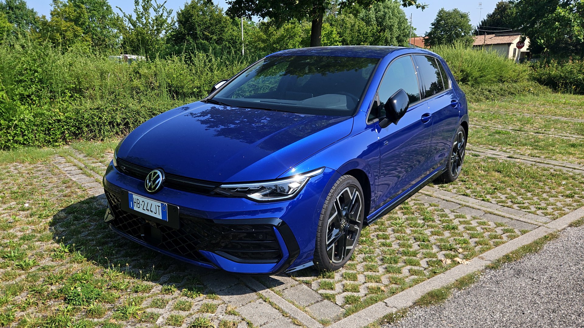Volkswagen Golf TDI in autostrada, con sedili e bagagliaio, mostra comfort e efficienza