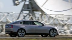 Prova Volvo ES90, la berlina "software". Gli 800V e tutto il resto