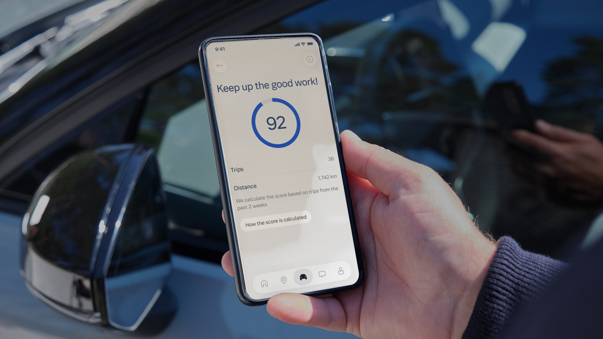 Un conducente utilizza l'app Safety Coach su un'auto Volvo per valutare il proprio stile di guida e ricevere suggerimenti per migliorare la sicurezza