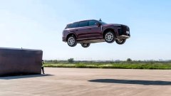 Voyah Taishan X8: il SUV cinese da 3 tonnellate salta da una rampa e...