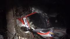 Paura al Rally Svezia: Skoda distrutta tra gli alberi - VIDEO