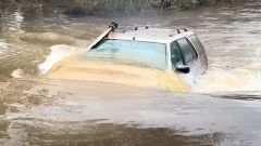 Peugeot 405 Diesel guida sott'acqua con snorkel, il video è virale