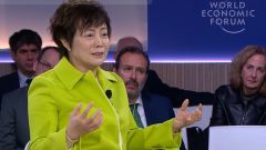 Stella Li (BYD) a Davos: "Su EV, Occidente cambia troppe regole"